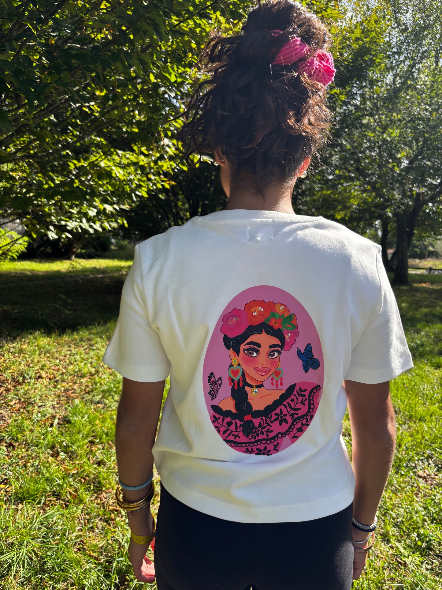 T-shirt María Charra imprimé devant et derrière fond Rose avec appliques perles